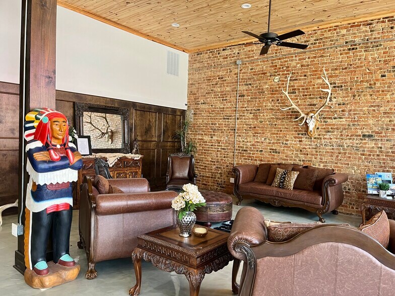 More Photos Of 112 W Wise St, Bowie Office For Sale