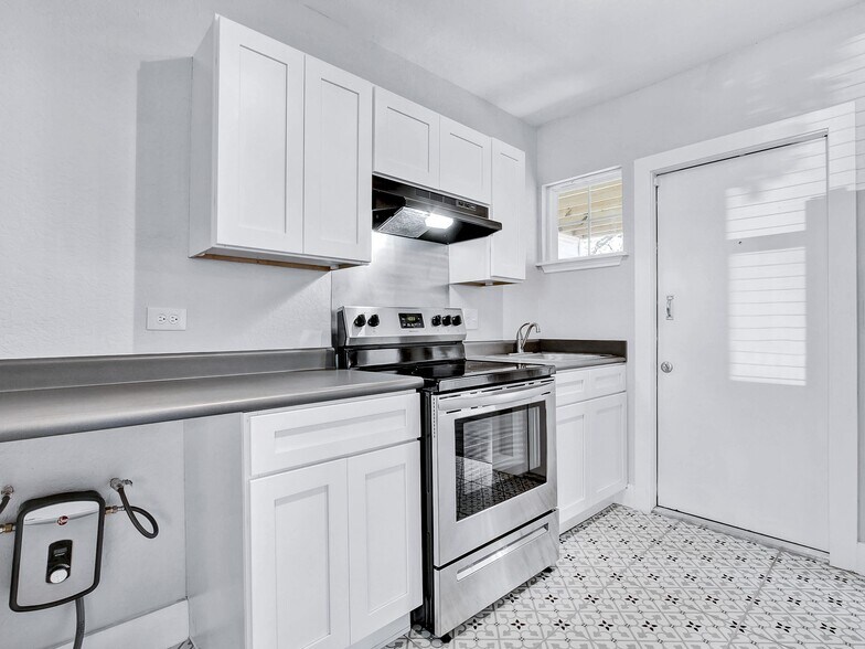 More Photos Of 1020 W French Plz, San Antonio Apartments For Sale