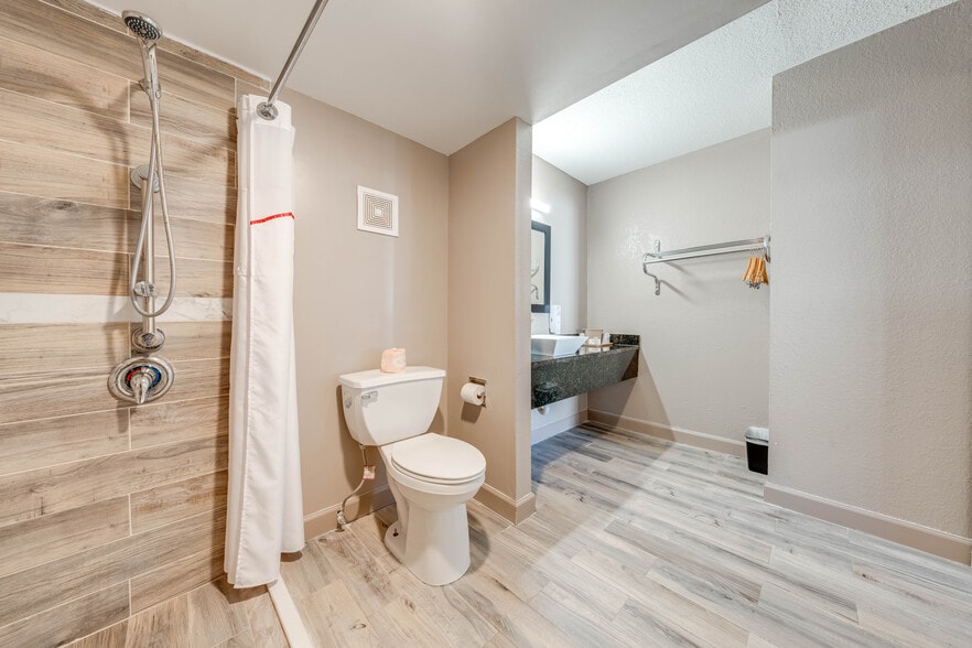 More Photos Of 4624 W Irlo Bronson Memorial Hwy, Kissimmee Hotel For Sale