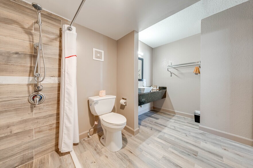 More Photos Of 4624 W Irlo Bronson Memorial Hwy, Kissimmee Hotel For Sale
