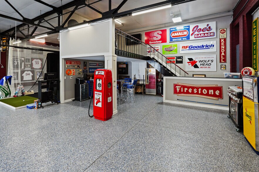 More Photos Of 62 Adams St, Waltham Flex For Sale