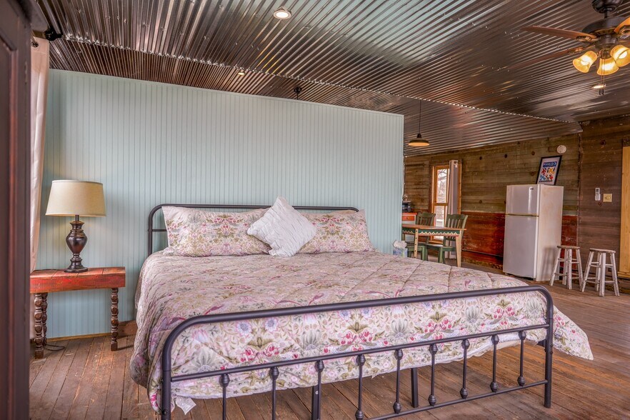 More Photos Of 100 W Murphy St, Alpine General Retail For Sale