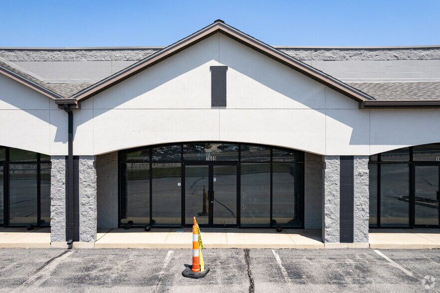 More Photos Of 1601-1611 E Terra Ln, O'Fallon Flex For Lease
