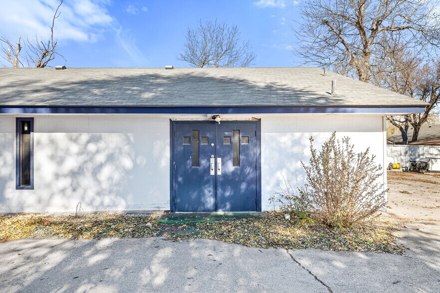 More Photos Of 115 N 8th St, Yukon Religious Facility For Sale