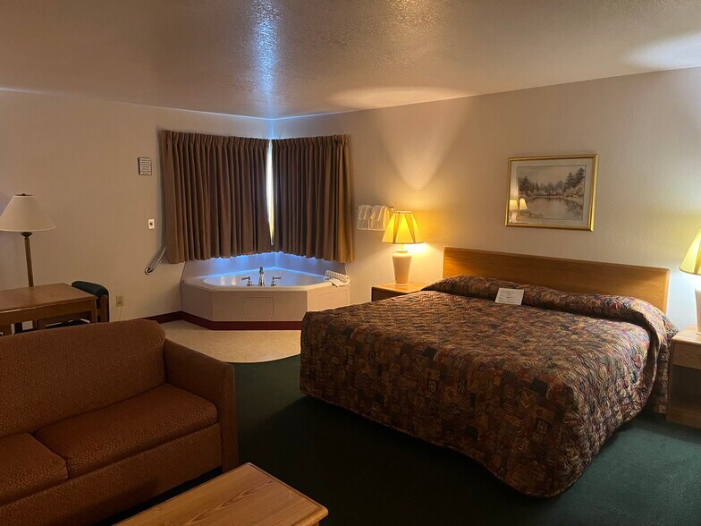 More Photos Of 804 Western Heights Cir, Hillsboro Hotel For Sale