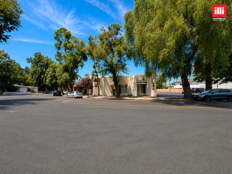 More Photos Of 5301-5307 Comercio Ln, Woodland Hills Storefront For Lease