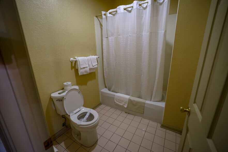 More Photos Of 221 S Preston St, Marksville Hotel For Sale