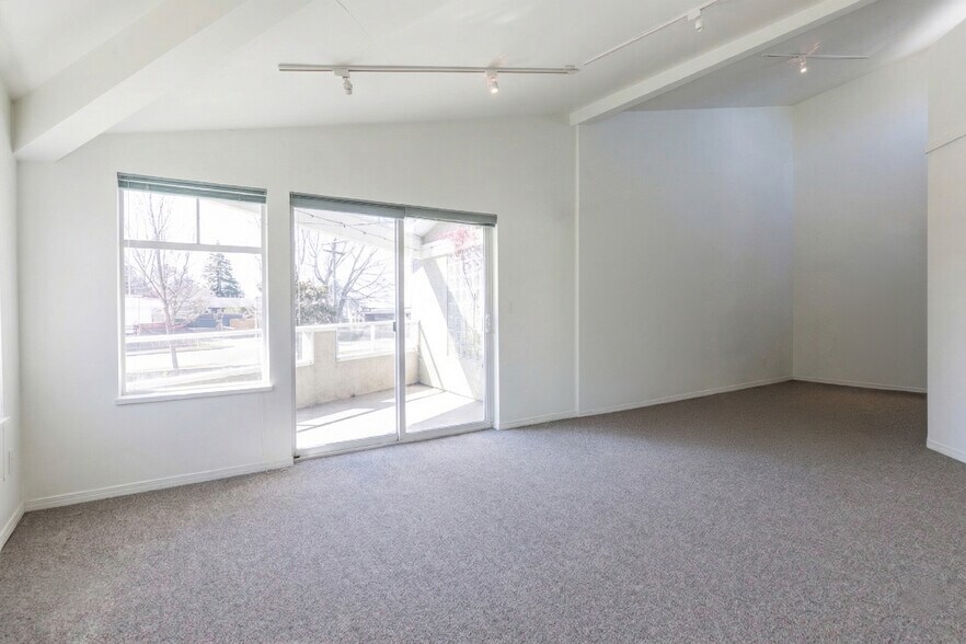 More Photos Of 12185 Beecher St, Surrey Storefront For Sale