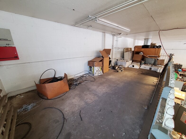 More Photos Of 630 Long Rd, Pittsburgh Showroom For Sale