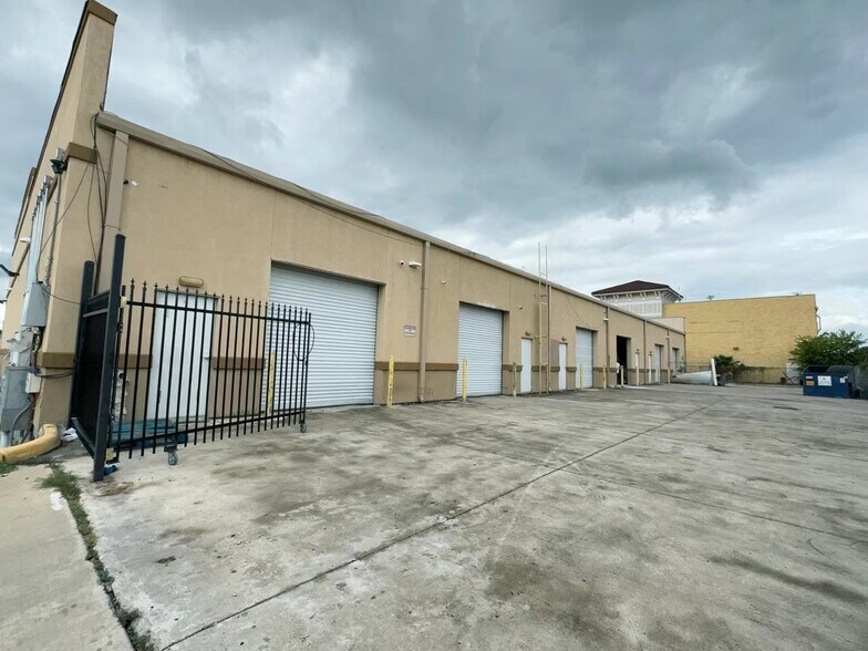 More Photos Of 12317 Bellaire Blvd, Houston Flex For Sale