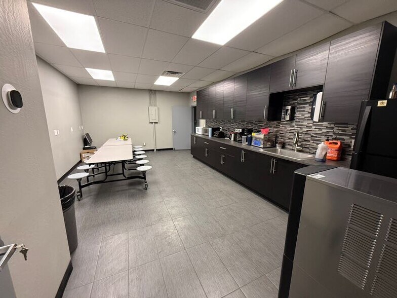 More Photos Of 113-117 S Rockford Dr, Tempe Light Manufacturing For Lease