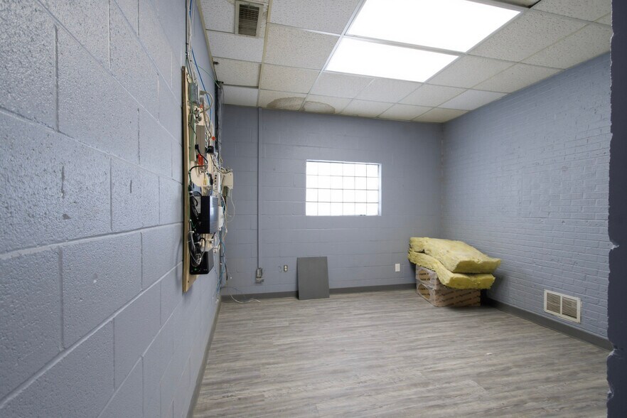 More Photos Of 300-305 S Grant Ave, Odessa Warehouse For Sale