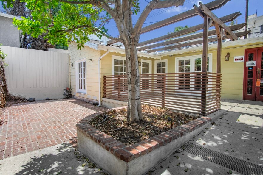 More Photos Of 10820 Ventura Blvd, Studio City Restaurant For Sale