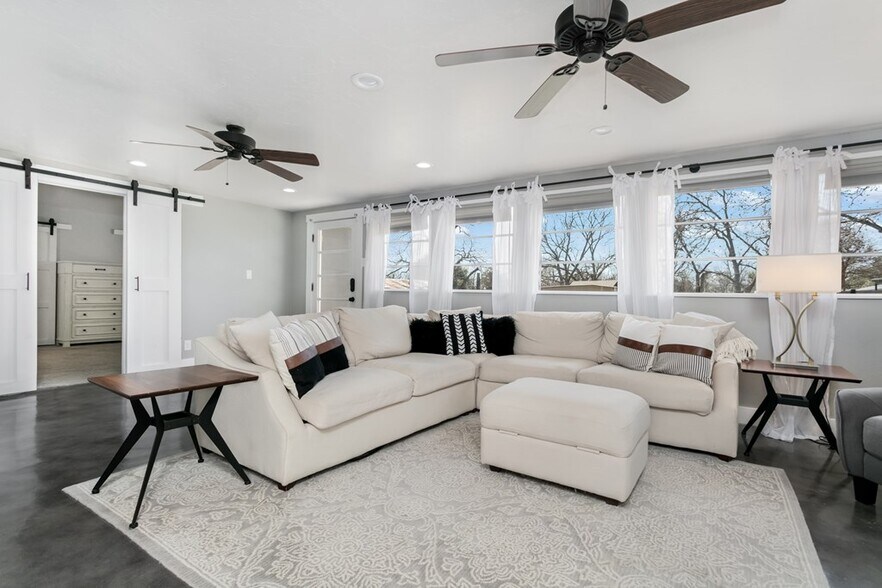 More Photos Of 333 W Burbank St, Fredericksburg Specialty For Sale