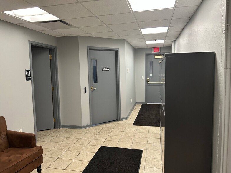 More Photos Of 70 Ridge Rd, Ontario Showroom For Lease