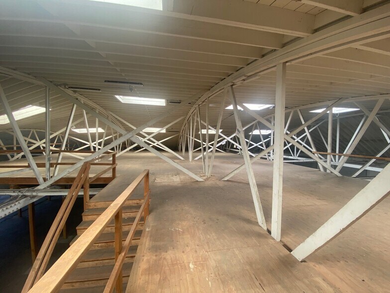 More Photos Of 10487 San Fernando Rd, Pacoima Warehouse For Lease