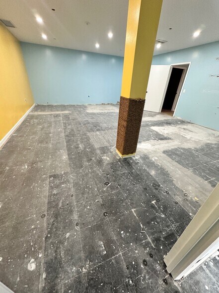 More Photos Of 1143-1147 47th Ave, Long Island City Showroom For Lease