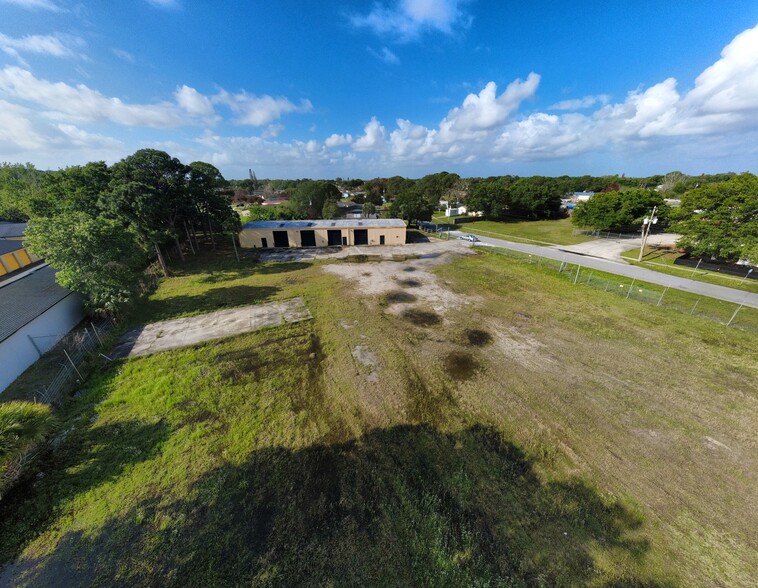 More Photos Of 290 N Lake View Blvd, Cocoa Warehouse For Lease