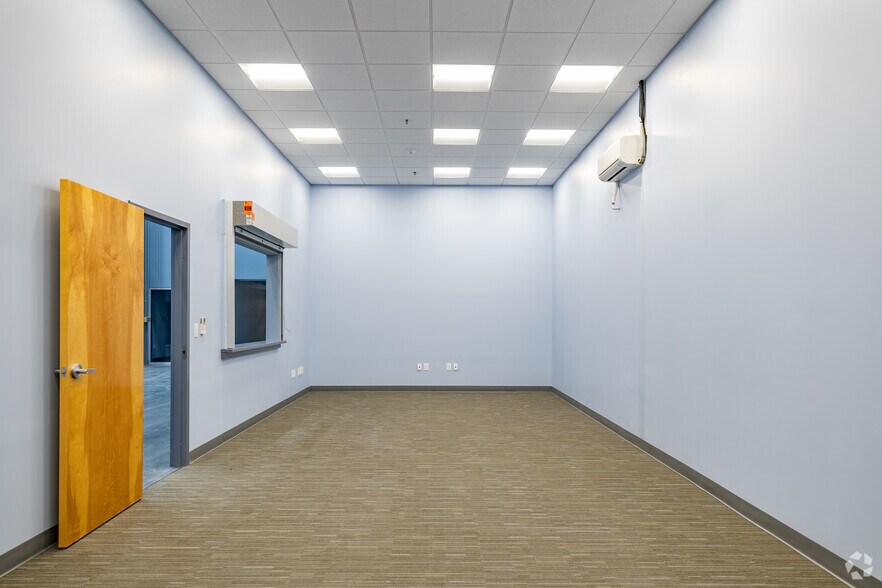 More Photos Of 12415 Old Lagrange Rd, Louisville Warehouse For Lease