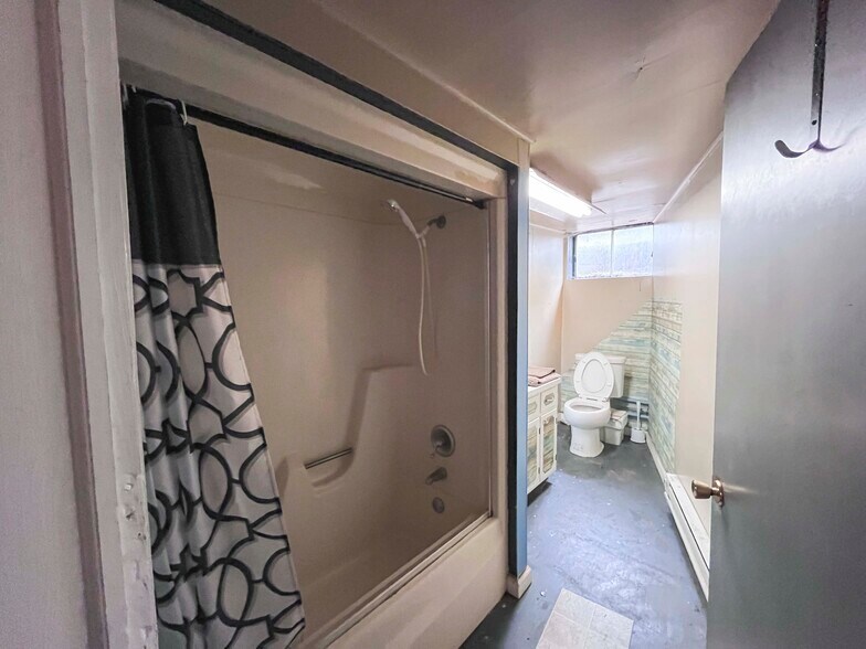 More Photos Of 1001 E Lynchburg Salem Tpke, Bedford Office For Sale