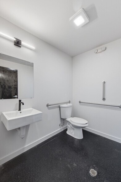 More Photos Of 136 Shivel Dr, Hendersonville Showroom For Sale