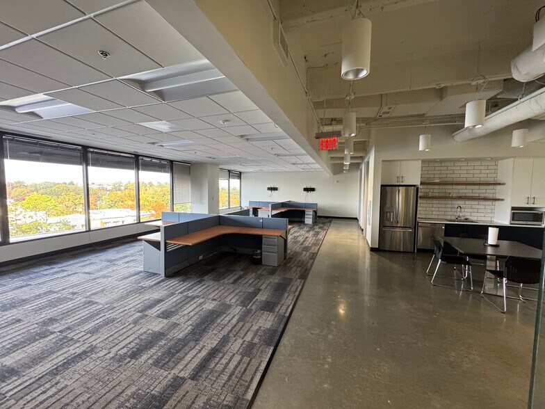 More Photos Of 2 Ravinia Dr, Atlanta Office For Lease