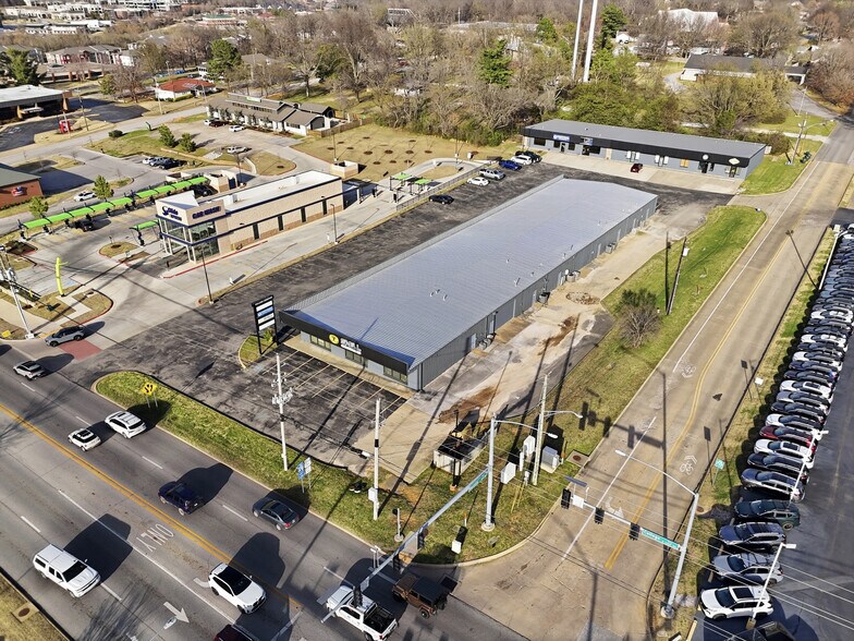More Photos Of 3416-3422 N College Ave, Fayetteville Unknown For Lease