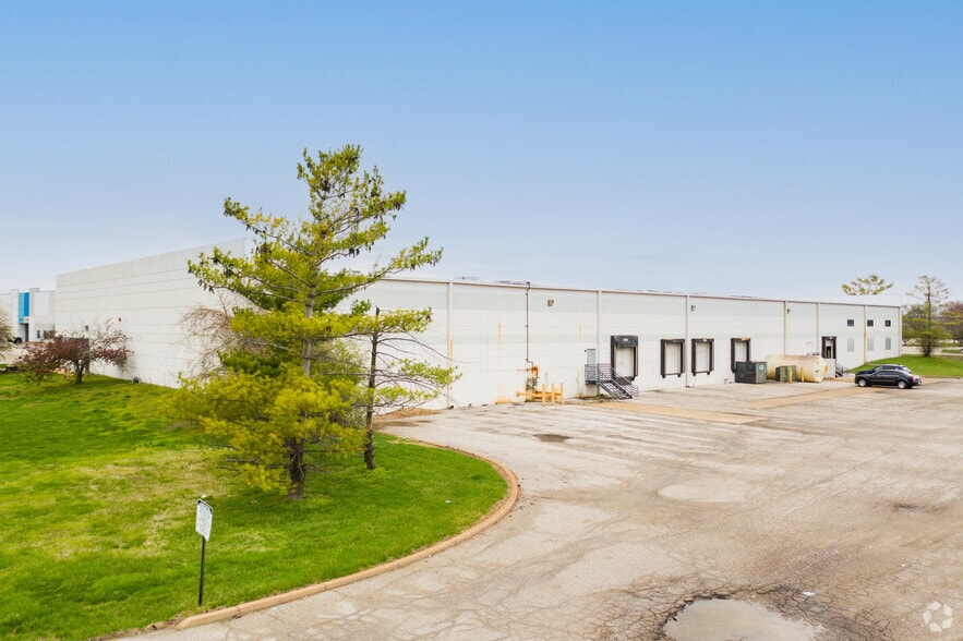 More Photos Of 13222 Lakefront Dr, Earth City Warehouse For Lease