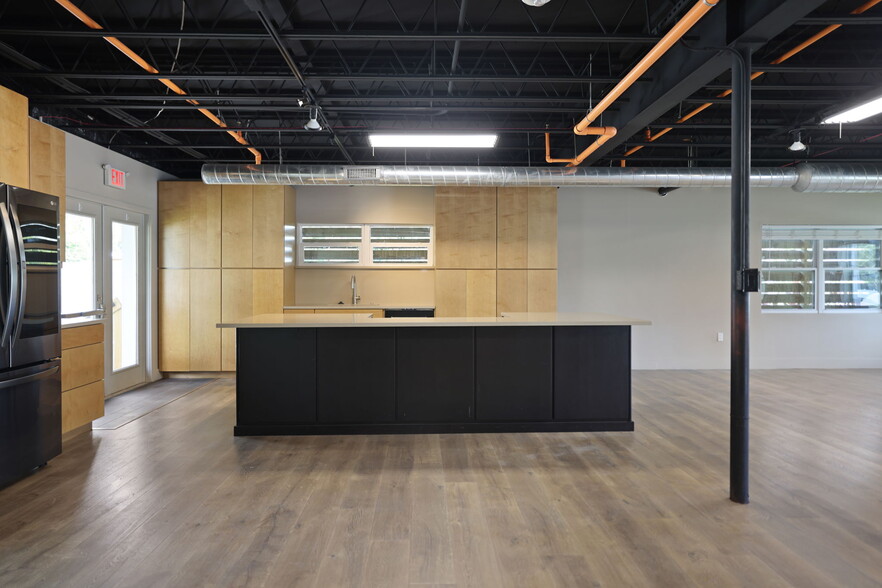 More Photos Of 10830 Navajo Dr, Saint Petersburg Showroom For Sale