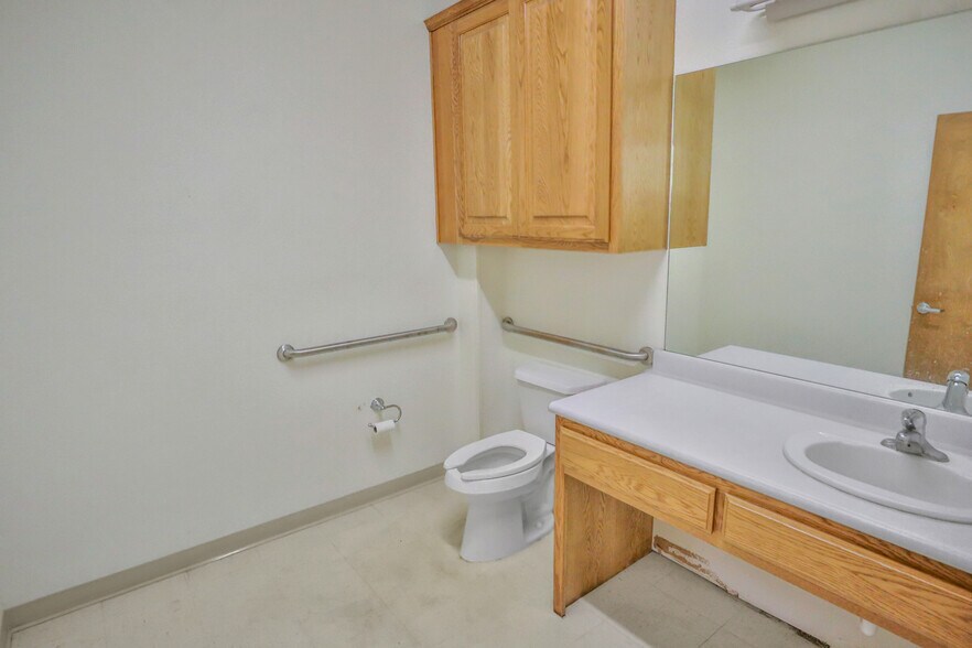 More Photos Of 130 W Rhapsody Dr, San Antonio Light Manufacturing For Lease