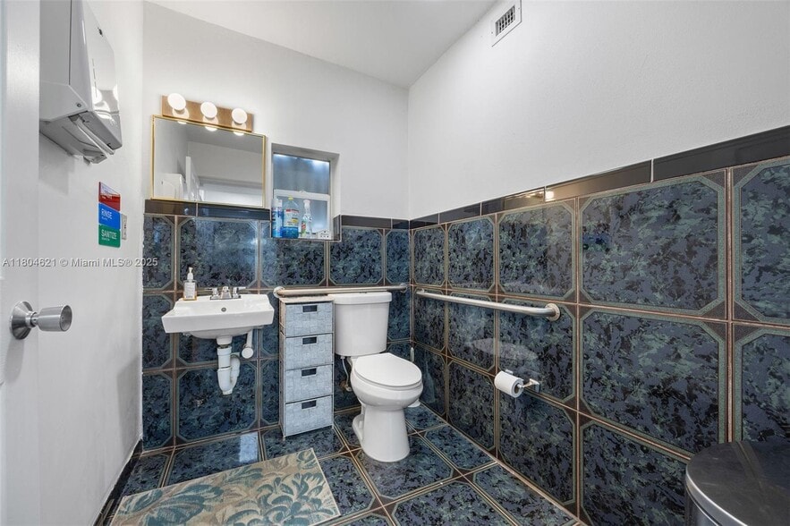 More Photos Of 401 E Oakland Park Blvd, Fort Lauderdale Loft Creative Space For Sale