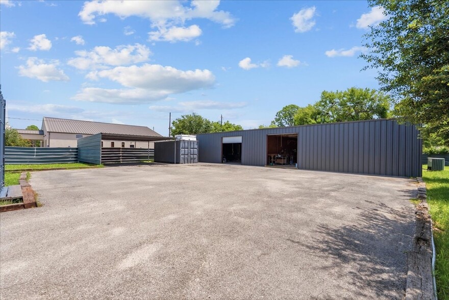 More Photos Of 2113 Garden Rd, Pearland Light Distribution For Sale