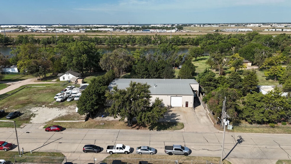 More Photos Of 1637 S Baehr St, Wichita Warehouse For Sale