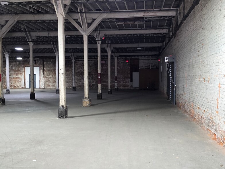 More Photos Of 827 Douglas Ave, Portsmouth Warehouse For Sale