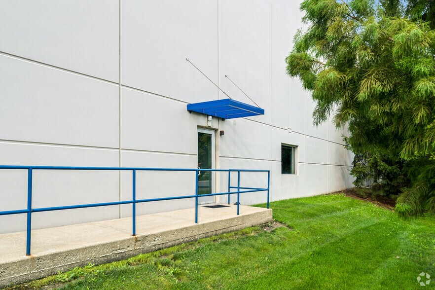 More Photos Of 11101 Franklin Ave, Franklin Park Distribution For Lease