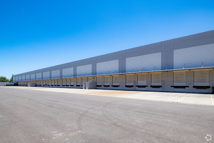 More Photos Of 4225 Hacienda Dr, Pleasanton Warehouse For Lease