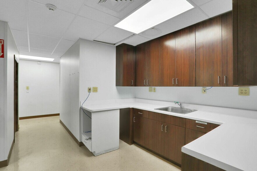 More Photos Of 1712-1736 University Blvd S, Jacksonville Medical For Sale