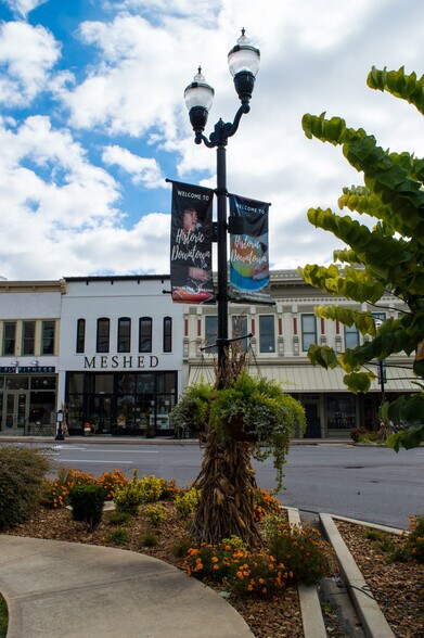 More Photos Of 105 N High St, Winchester Storefront Retail Office For Lease