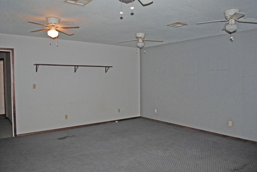 More Photos Of 223-227 S Main St, Wagoner Warehouse For Sale