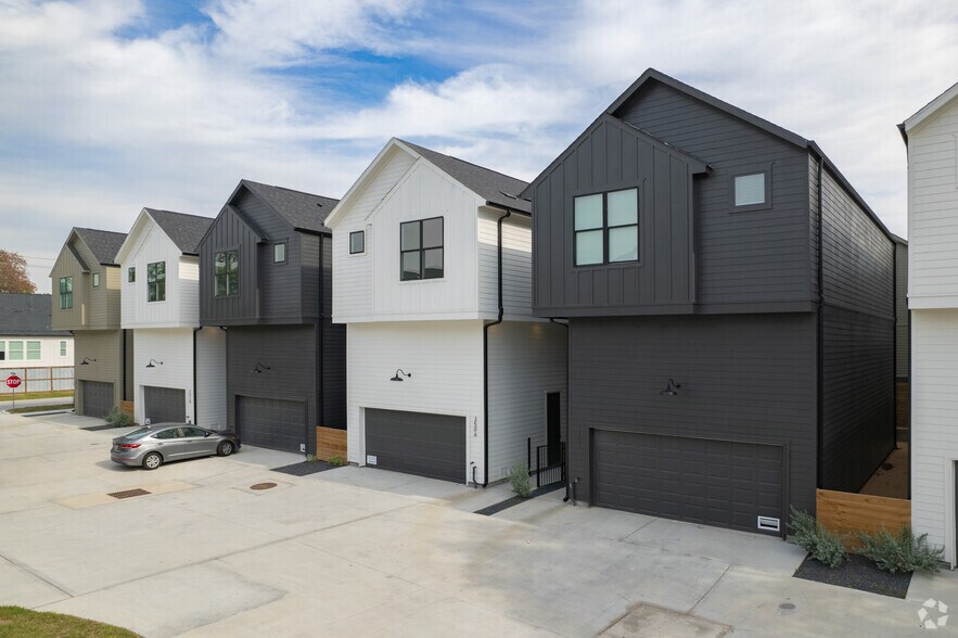 Primary Photo Of 2527 Judiway St, Houston Apartments For Sale