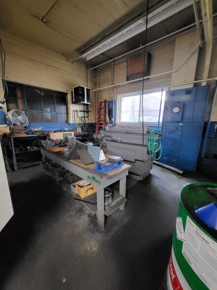 More Photos Of 15321 W Eleven Mile Rd, Oak Park Manufacturing For Sale