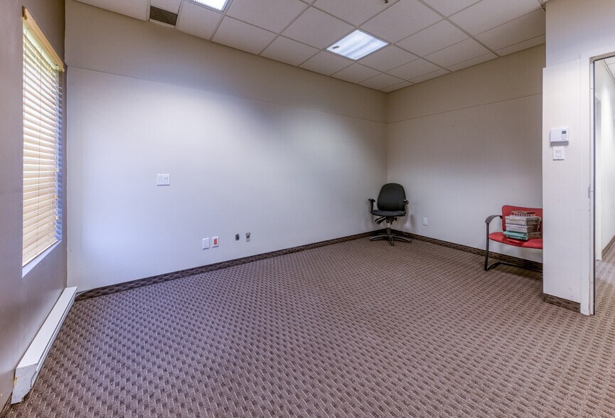 More Photos Of 4955-4975 Boul Guillaume-Couture, Lévis Storefront Retail Office For Lease