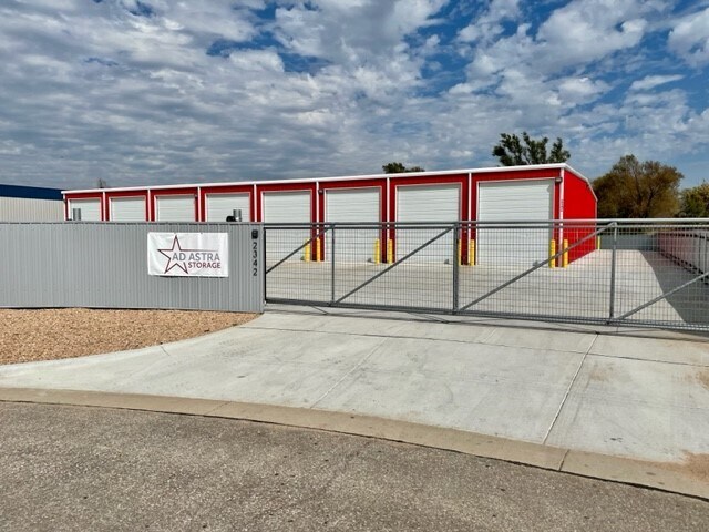 Primary Photo Of 2342 Zoo Park, Wichita Light Distribution For Sale
