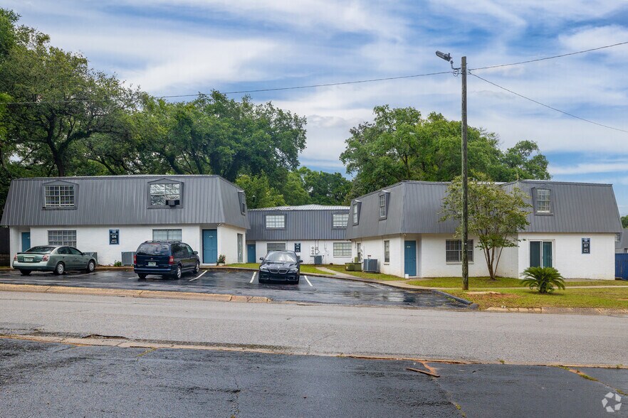 More Photos Of 100 Redwood Cir, Pensacola Apartments For Sale
