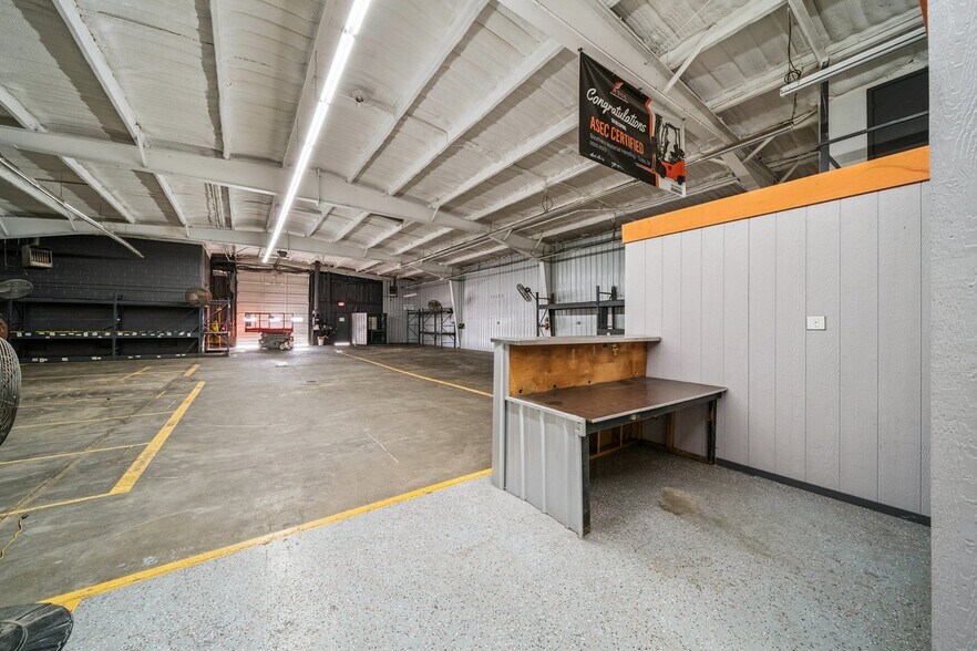 More Photos Of 8118 E 44th St, Tulsa Warehouse For Lease