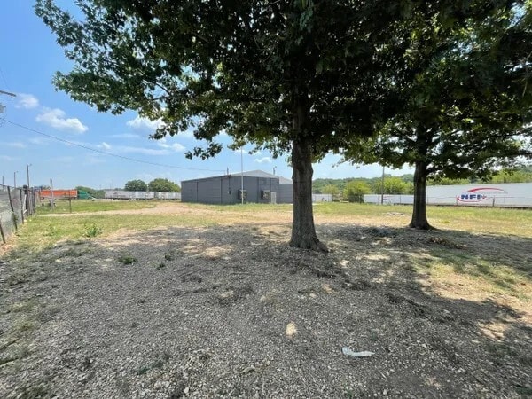 More Photos Of 1010 E Clarendon Dr, Dallas Distribution For Lease