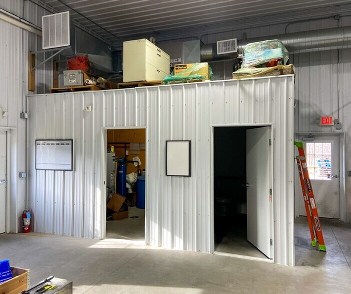 More Photos Of 658 N Progress Dr, Saukville Warehouse For Sale