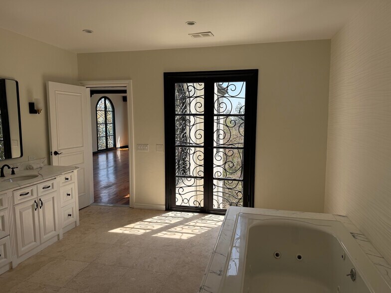 More Photos Of 1301 N Beverly Dr, Beverly Hills Specialty For Sale