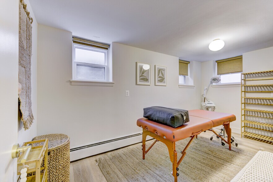 More Photos Of 8750 W 9 Mile Rd, Oak Park Office Residential For Lease