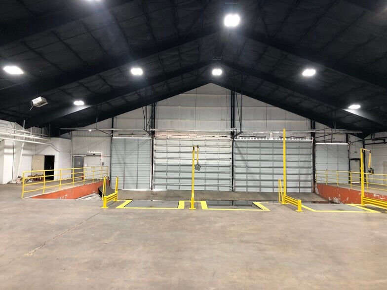 More Photos Of 10850 Harry Hines Blvd, Dallas Warehouse For Lease